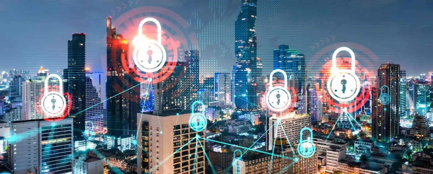 Stadt bei Nacht mit Schloss-Symbolen für Cybersicherheit