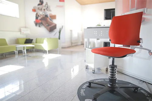 Roter Bürostuhl im Schauraum Elsterwerda